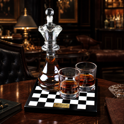 Personalisiertes Whisky Dekanter Set mit König Karaffe, zwei Gläsern und Schachbrett mit Namensplakette Roland in einer edlen Gentleman Bar