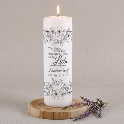 Gedenkkerze mit Blumen, Spruch, Name und Datum