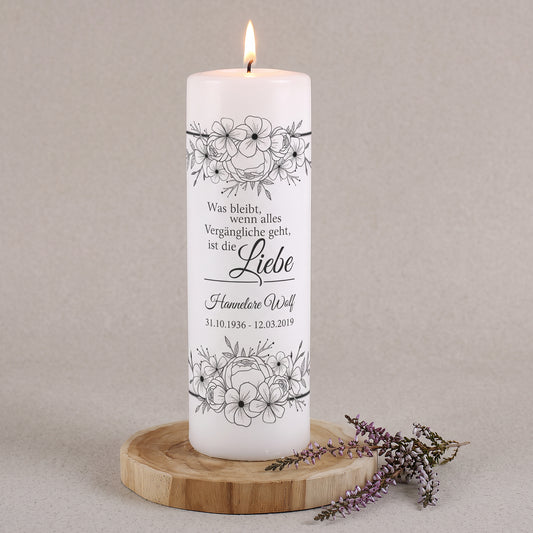 Gedenkkerze mit Blumen, Spruch, Name und Datum