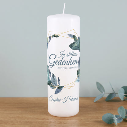 Gedenkkerze mit modernem Blätterkranz, Name und Datum
