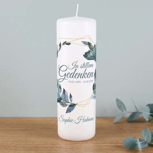 Gedenkkerze mit modernem Blätterkranz, Name und Datum