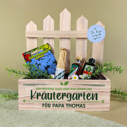 Geschenkset „Kräutergarten für Männer“ mit Pflanzkiste, Likören und Pflanzerde – frontal fotografiert mit Wunschtext