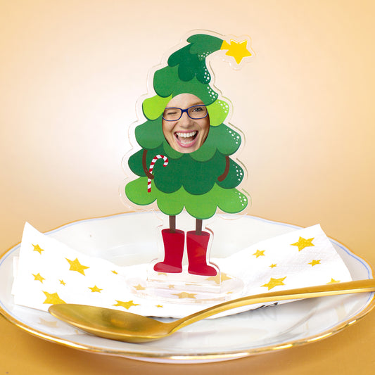 Lustiger personalisierter Weihnachtsbaum-Aufsteller aus Acryl als Platzschild auf festlich gedecktem Teller