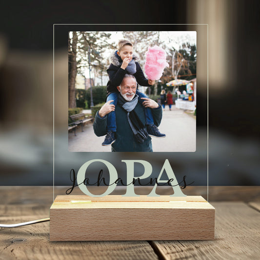 „OPA“-Lampe mit Foto und Wunschtext auf einem Regal oder Nachttisch – leuchtend arrangiert als Geschenkidee.