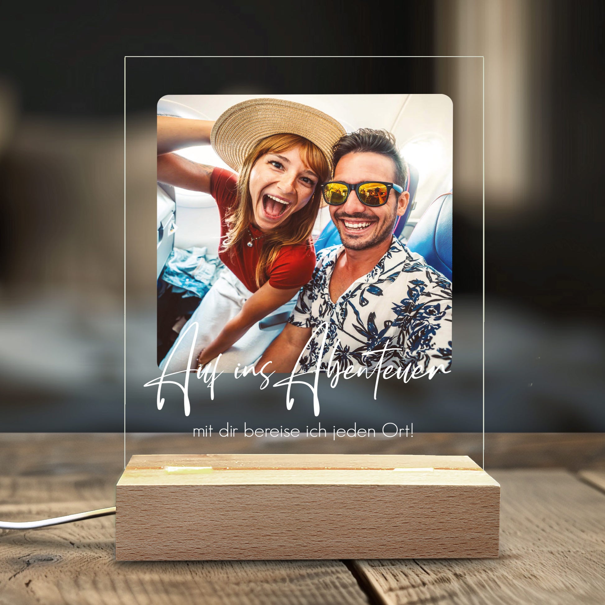 LED-Lampe mit Urlaubsfoto eines Paares und Text "Auf ins Abenteuer – mit dir bereise ich jeden Ort!"