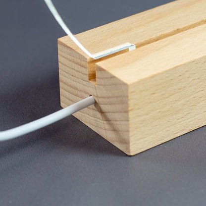 Nahaufnahme des Holzsockel mit Kabel und Schlitz für Acrylglasplatte