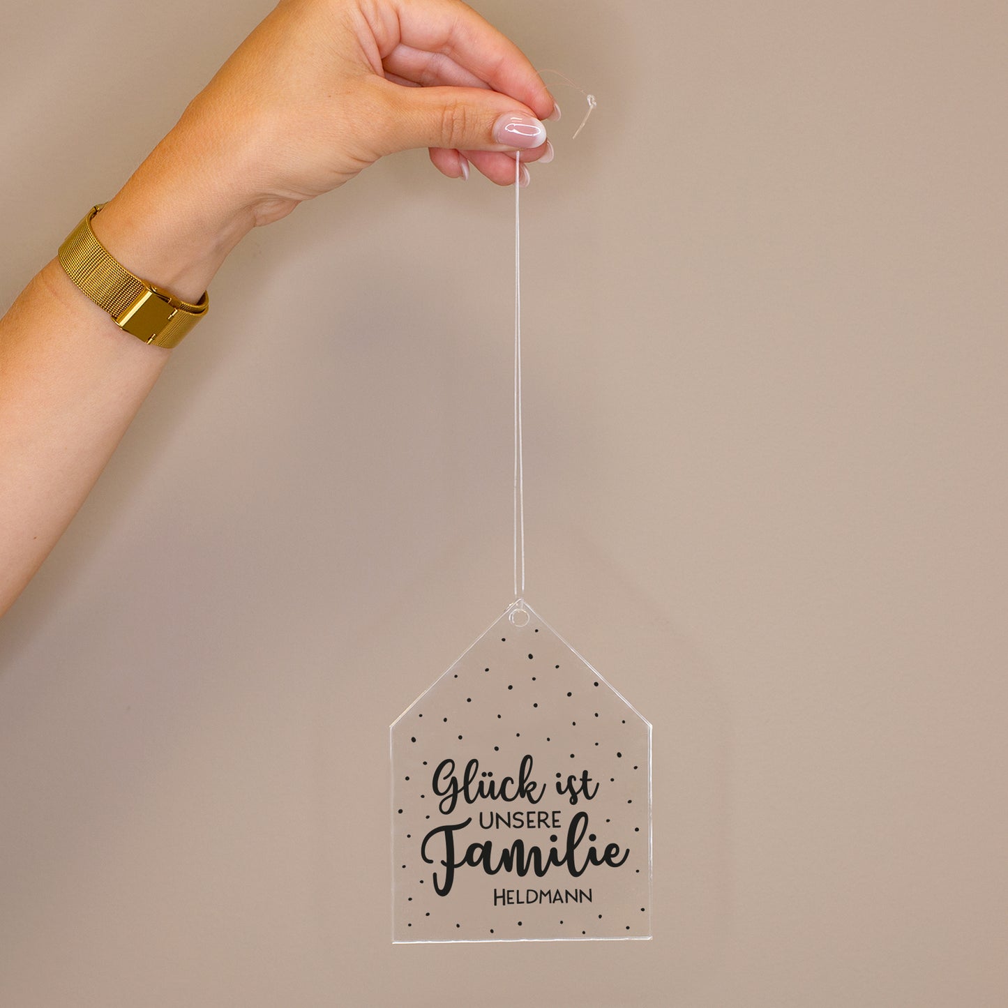 Deko-Anhänger aus Acryl in Hausform mit Aufdruck Glück ist unsere Familie und Wunschtext Heldmann