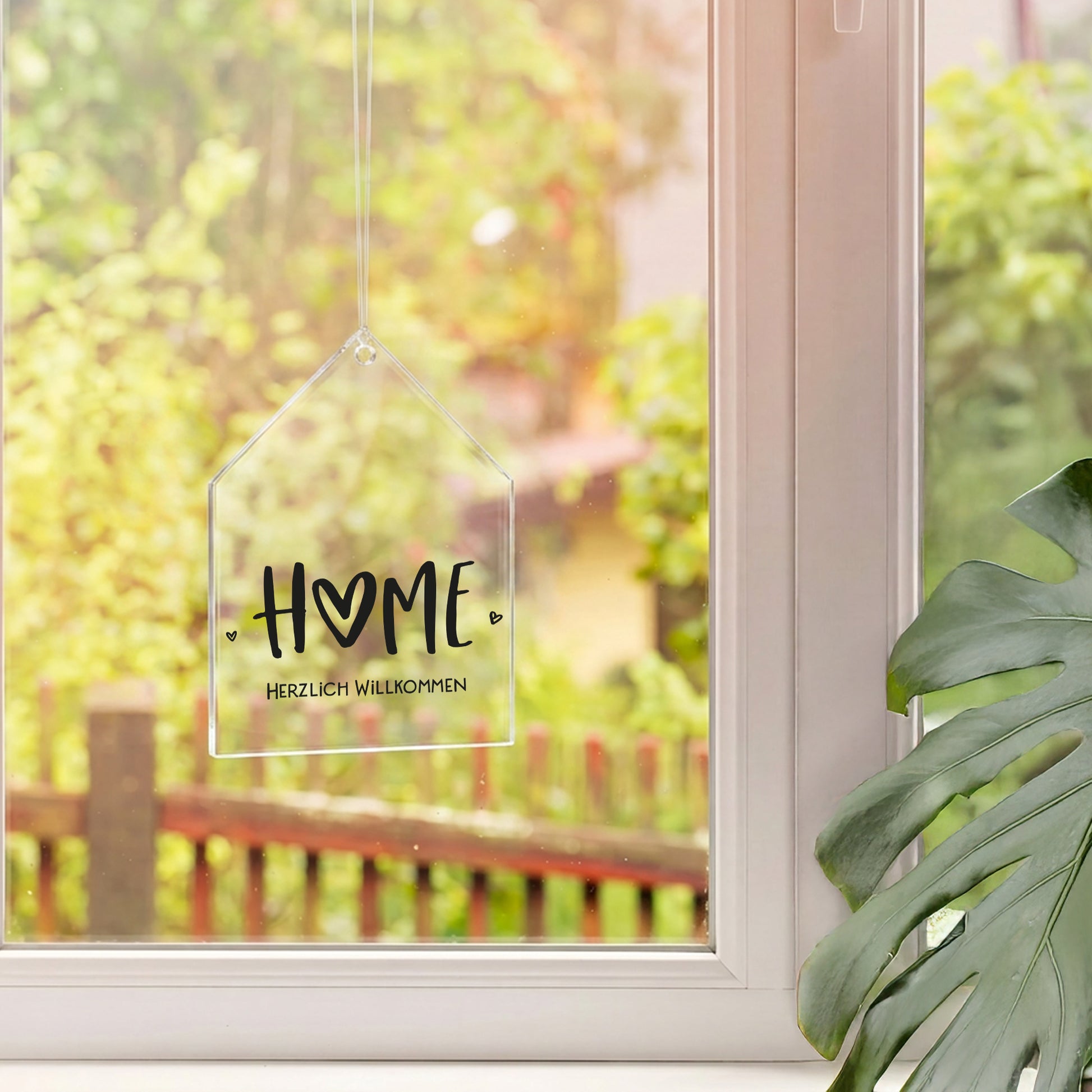 Deko-Anhänger aus Acryl mit HOME-Aufdruck und Text Herzlich Willkommen am Fenster als Wohndekoration