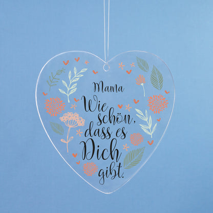 Acryl Herz Anhänger mit Blumenmotiv und Name Mama vor blauem Hintergrund