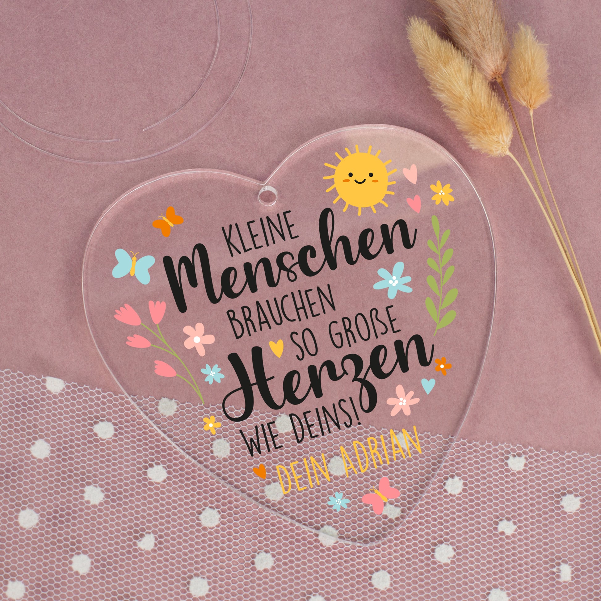 Acrylherz mit Aufdruck Kleine Menschen brauchen so große Herzen wie deins und personalisiertem Text Dein Adrian auf rosa Dekoration