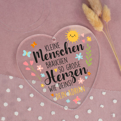 Acrylherz mit Aufdruck Kleine Menschen brauchen so große Herzen wie deins und personalisiertem Text Dein Adrian auf rosa Dekoration