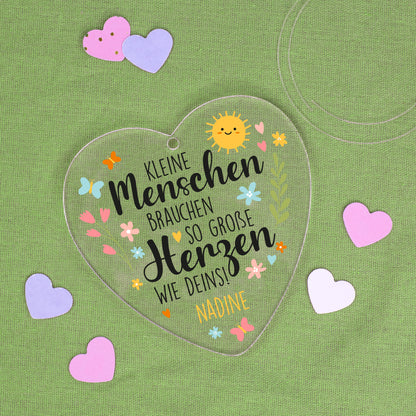 Personalisiertes Acrylherz mit Spruch und Name Nadine auf grünem Stoff mit Papierherzen