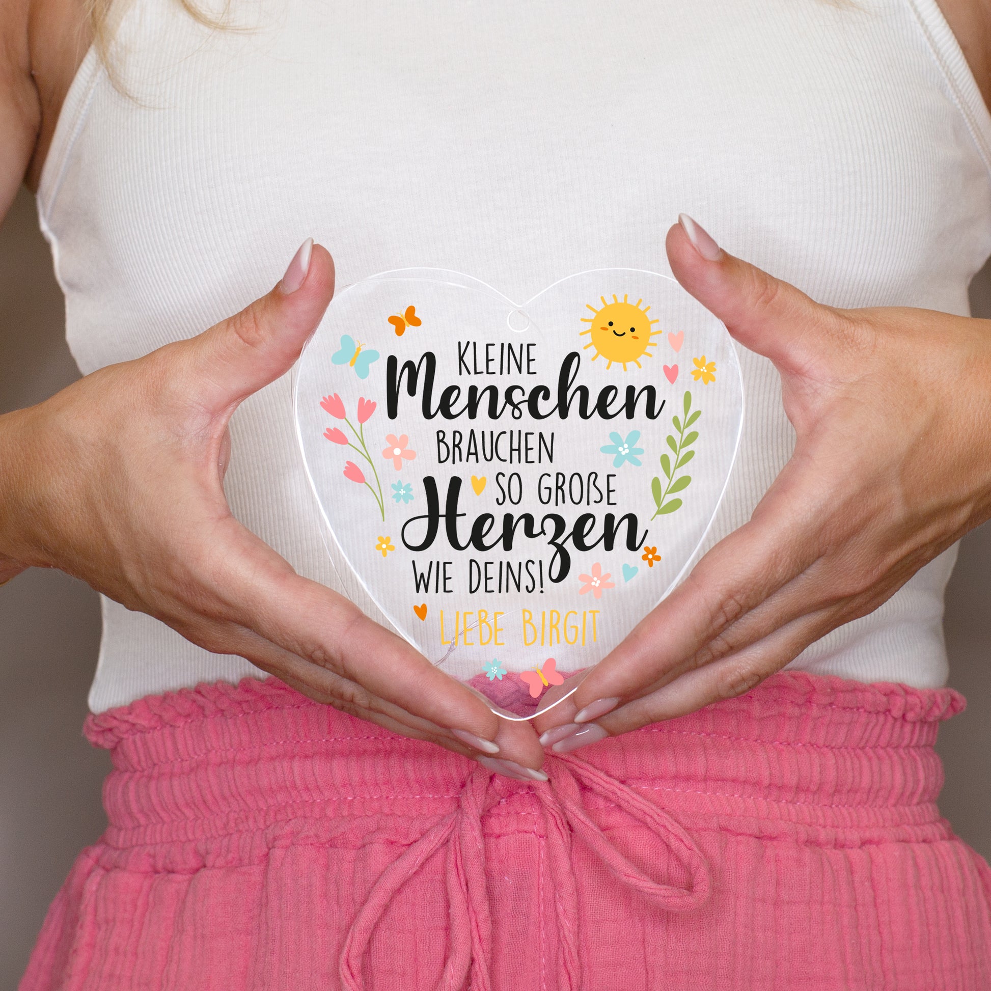 Deko-Herz aus Acryl mit Spruch und Text Liebe Birgit in den Händen gehalten