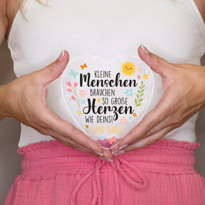Deko-Herz aus Acryl mit Spruch und Text Liebe Birgit in den Händen gehalten