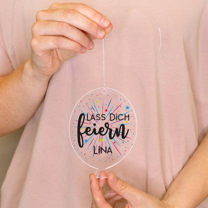 Personalisierter Acrylanhänger in Luftballonform mit Aufdruck Lass dich feiern und Name Lina in den Händen gehalten