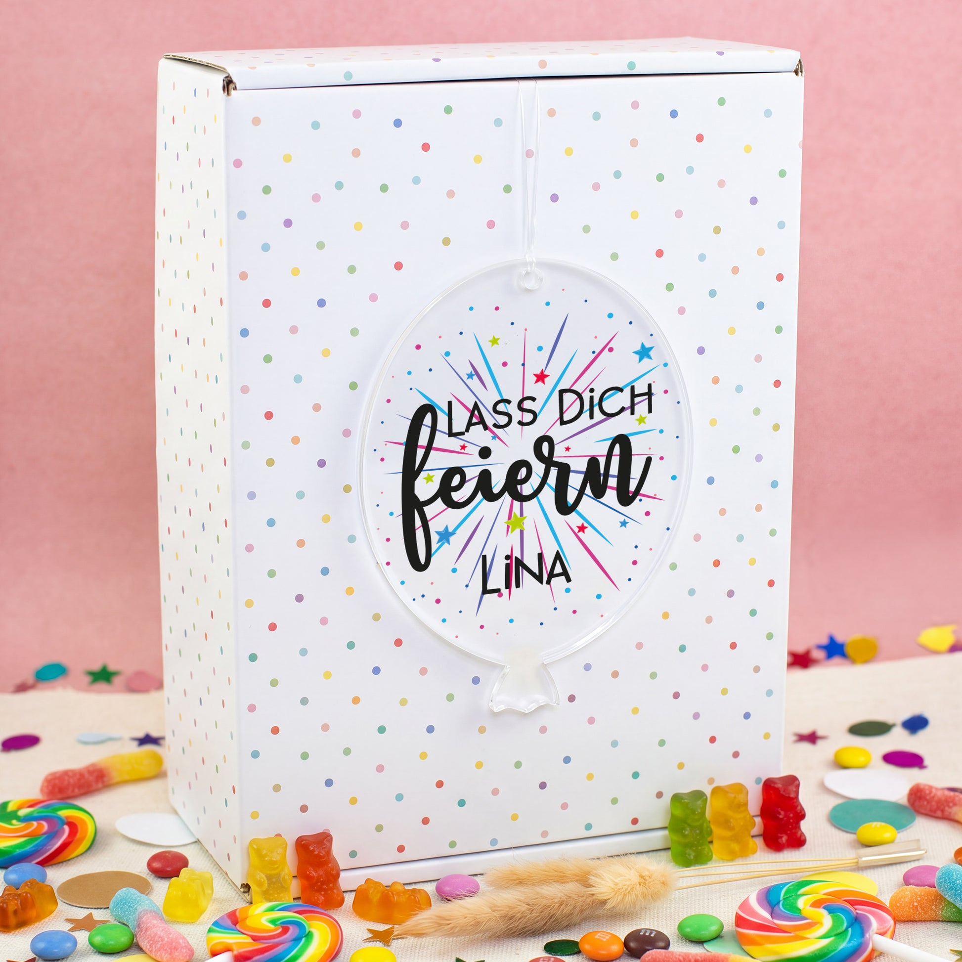 Acrylanhänger Lass dich feiern mit personalisiertem Namen Lina an gepunkteter Geschenkbox mit Süßigkeiten