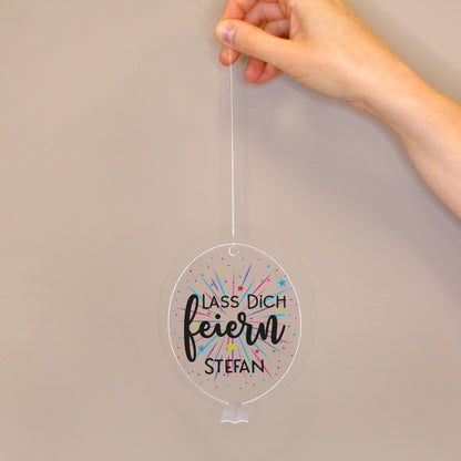 Personalisierter Geburtstagsanhänger aus Acryl mit Aufdruck Lass dich feiern und Name Stefan an Band gehalten