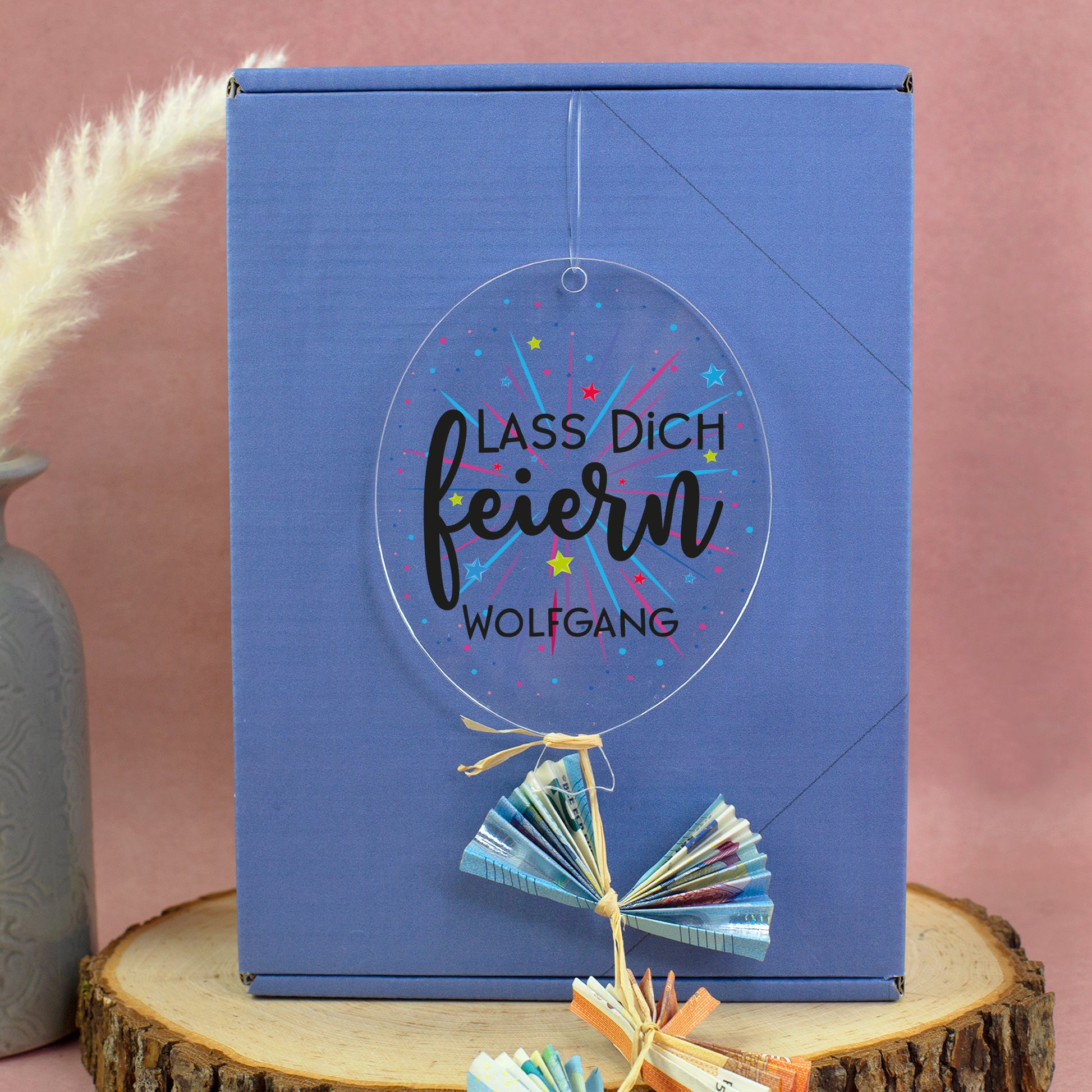 Geburtstagsanhänger aus Acryl mit Lass dich feiern und Name Wolfgang an blauer Geschenkbox mit Geldscheinen
