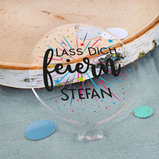 Nahaufnahme Acrylanhänger Lass dich feiern mit Name Stefan und buntem Feuerwerk-Design auf Holzdeko