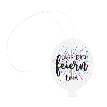 Freigestellter Acrylanhänger in Luftballonform mit Aufdruck Lass dich feiern und personalisiertem Namen Lina mit Band zum Aufhängen