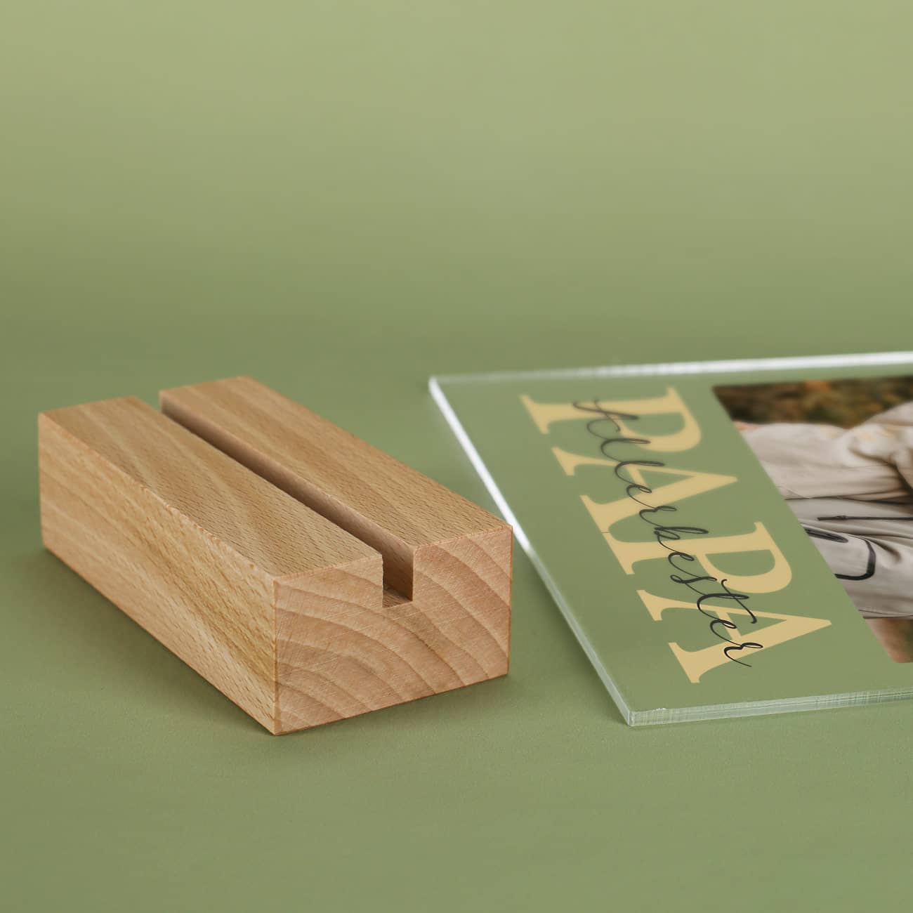 Mit schickem Holzsockel