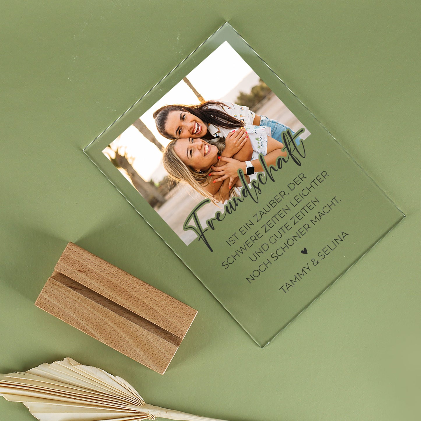 Personalisiertes Acrylbild Freundschaft – zwei junge Frauen, umarmend mit Holzsockel