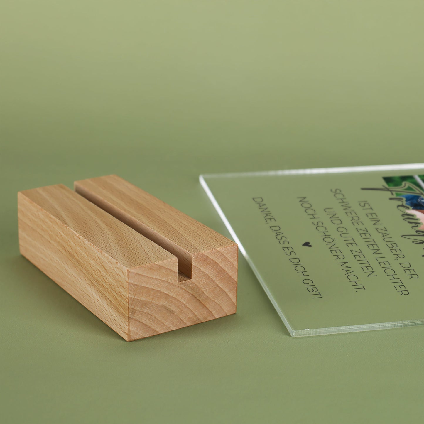 Nahaufnahme Holzsockel aus Buche für Acrylschild mit Gravur oder Druck