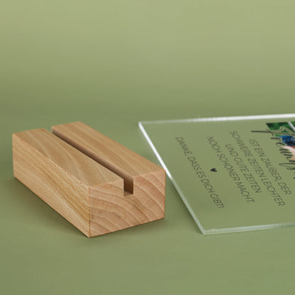 Nahaufnahme Holzsockel aus Buche für Acrylschild mit Gravur oder Druck