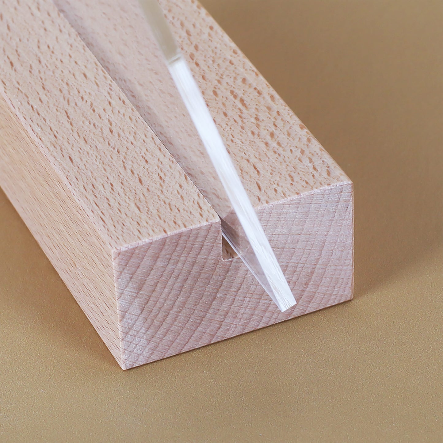 Acrylschild mit Freundschaftsspruch, direkt frontal – Motiv: zwei Frauen, lachend, mit Holzsockel