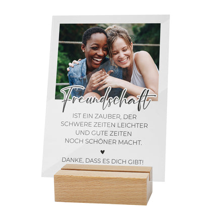 Acrylschild mit Freundschaftsspruch, personalisiert mit Foto und Holzsockel – zwei lachende Freundinnen