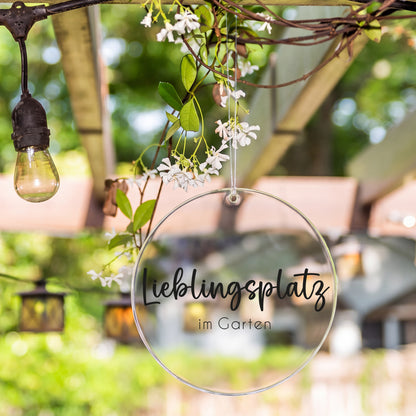 Deko-Anhänger aus Acryl mit Aufdruck Lieblingsplatz im Garten an einer überdachten Terrasse aufgehängt