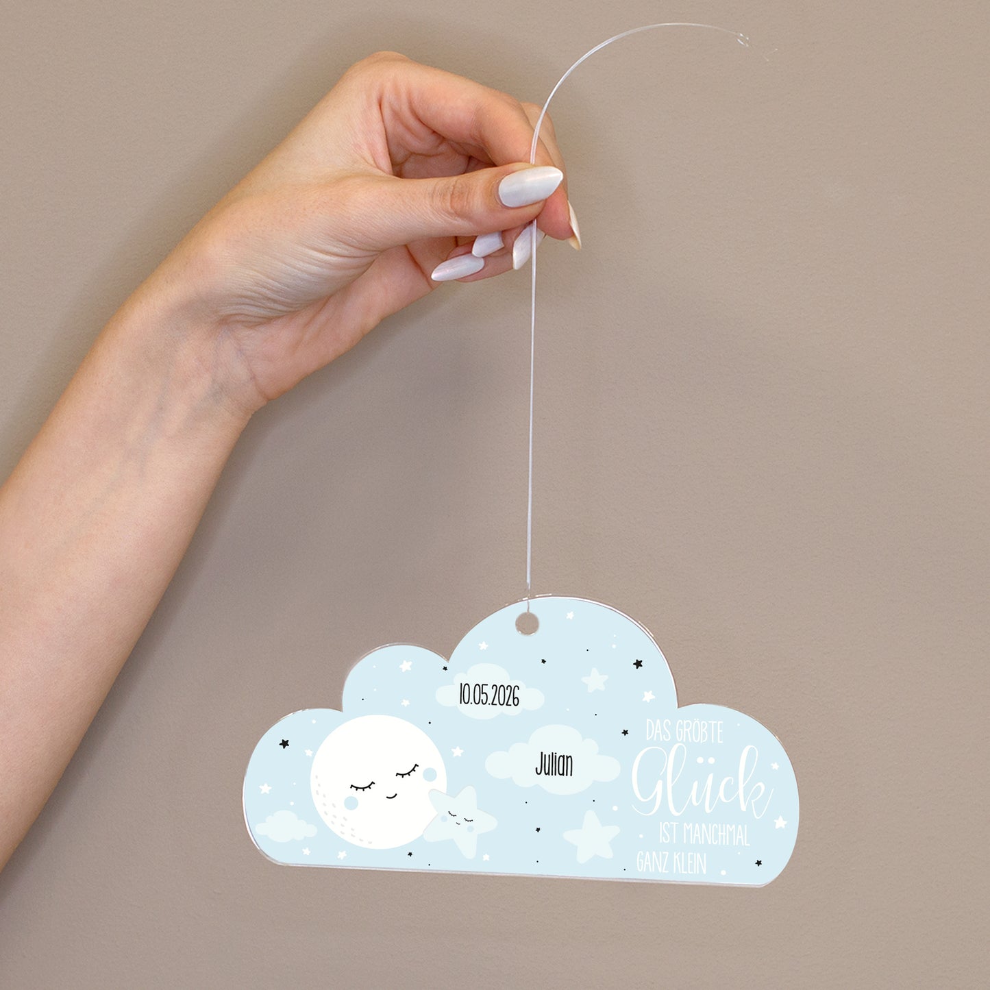 Personalisierter Baby Anhänger aus Acryl mit Wolkenmotiv, Name Julian und Geburtsdatum an transparenter Aufhängung