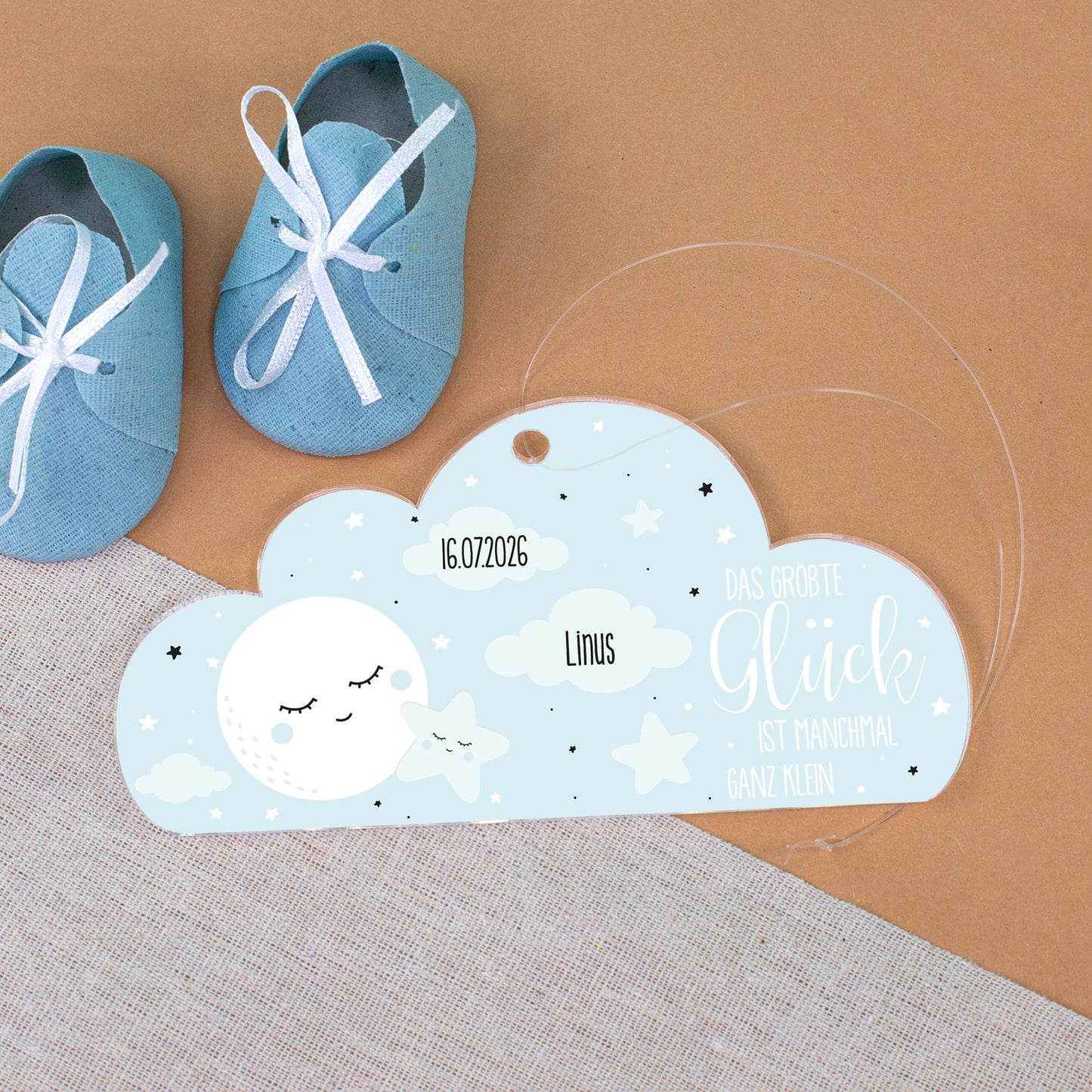 Personalisierter Acrylanhänger zur Geburt mit hellblauem Wolkenmotiv, Name Linus, Datum und Babyschuhen