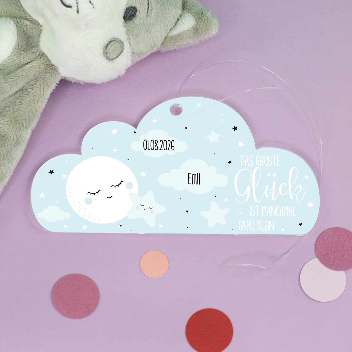Babyzimmer Deko Anhänger aus Acryl in Wolkenform mit Name Emil, Geburtsdatum, Mond und Sternen auf lila Hintergrund