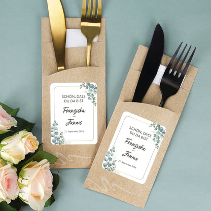 Besteckset mit Serviette zur Dekoration beim Hochzeitsessen