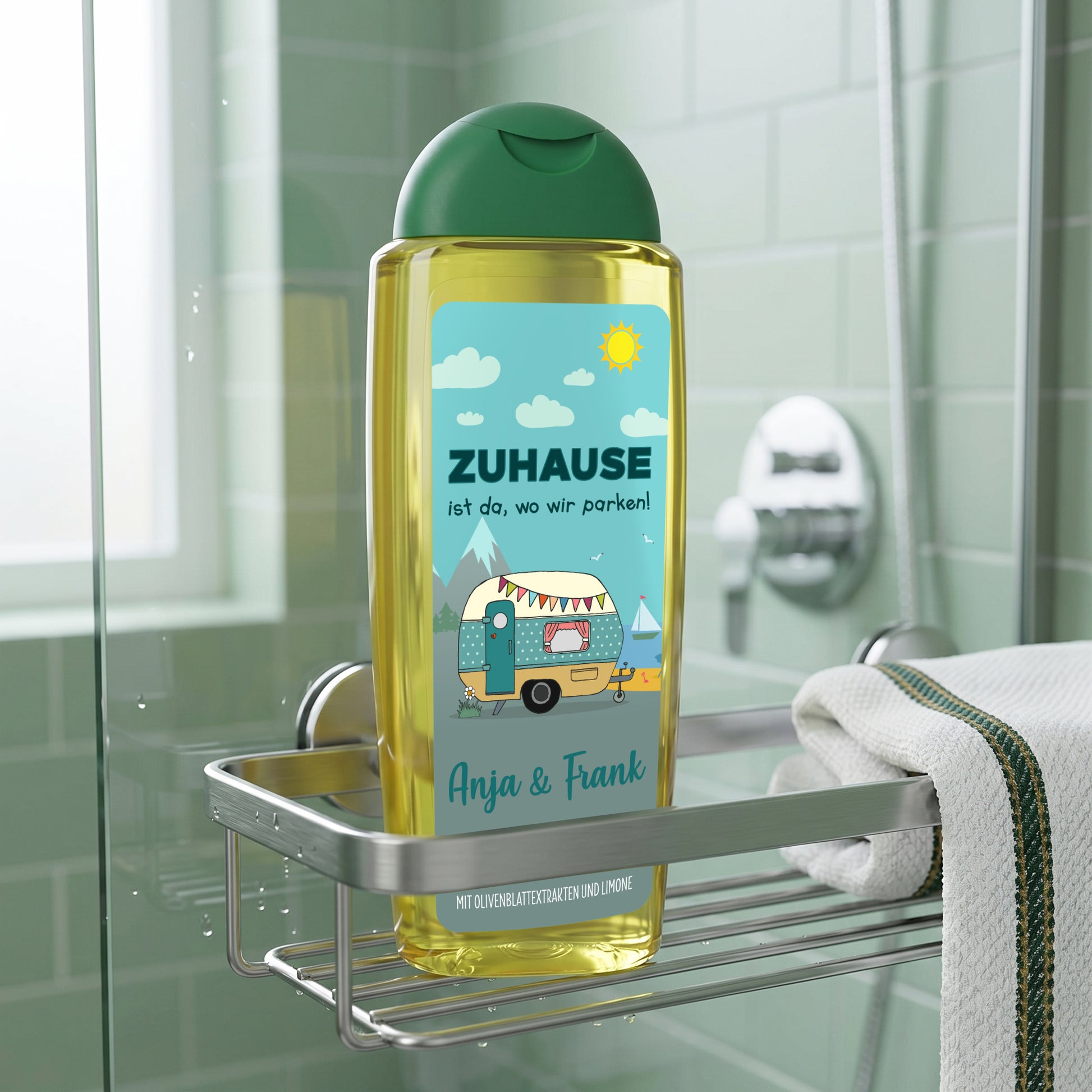 Personalisiertes Camping Duschgel mit Wohnwagen-Motiv, Spruch Zuhause ist da wo wir parken und Wunschtext Anja & Frank in der Dusche
