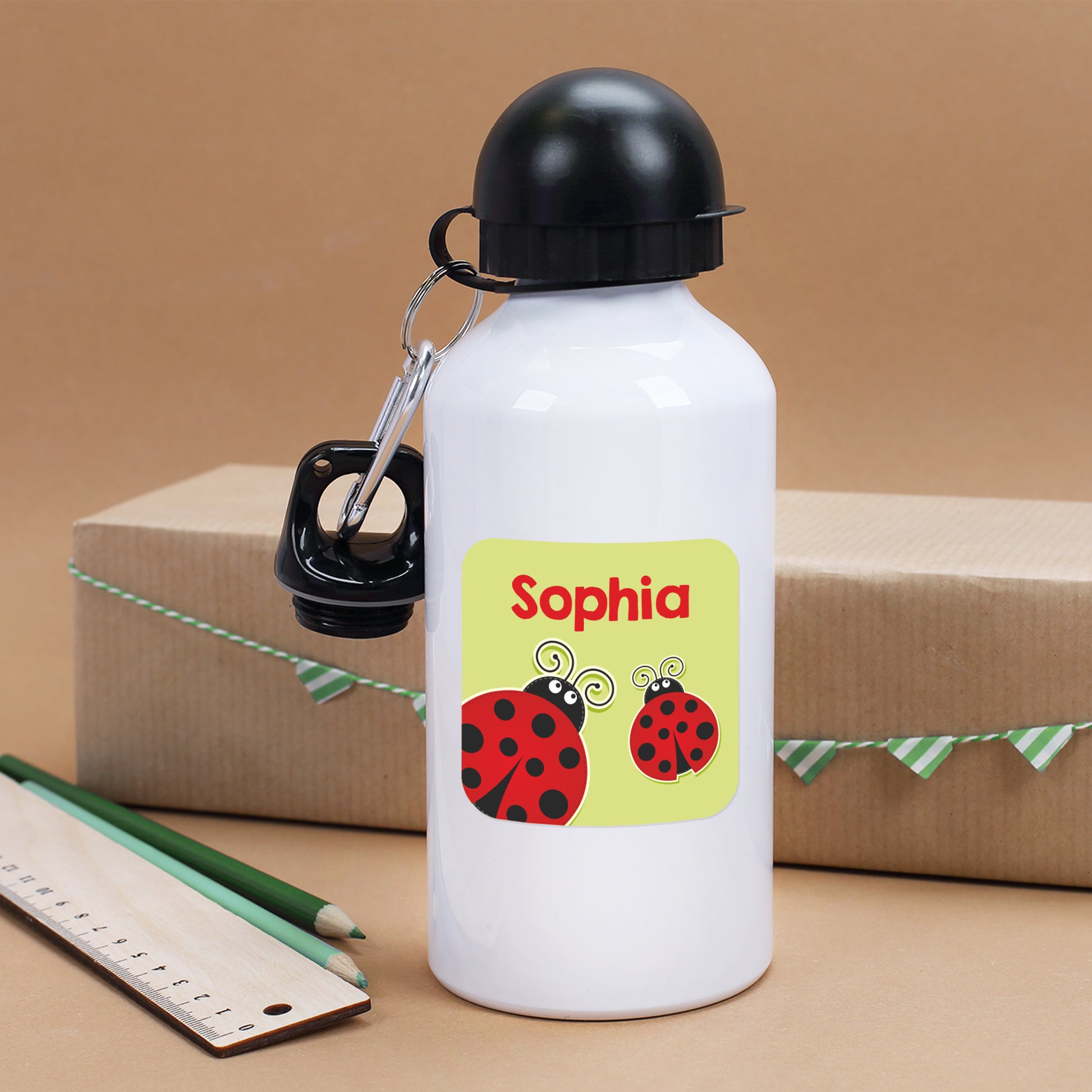 Personalisierte Namensaufkleber mit Marienkäfer Motiv auf Trinkflasche, Heft und Stiften für Kindergarten und Schule