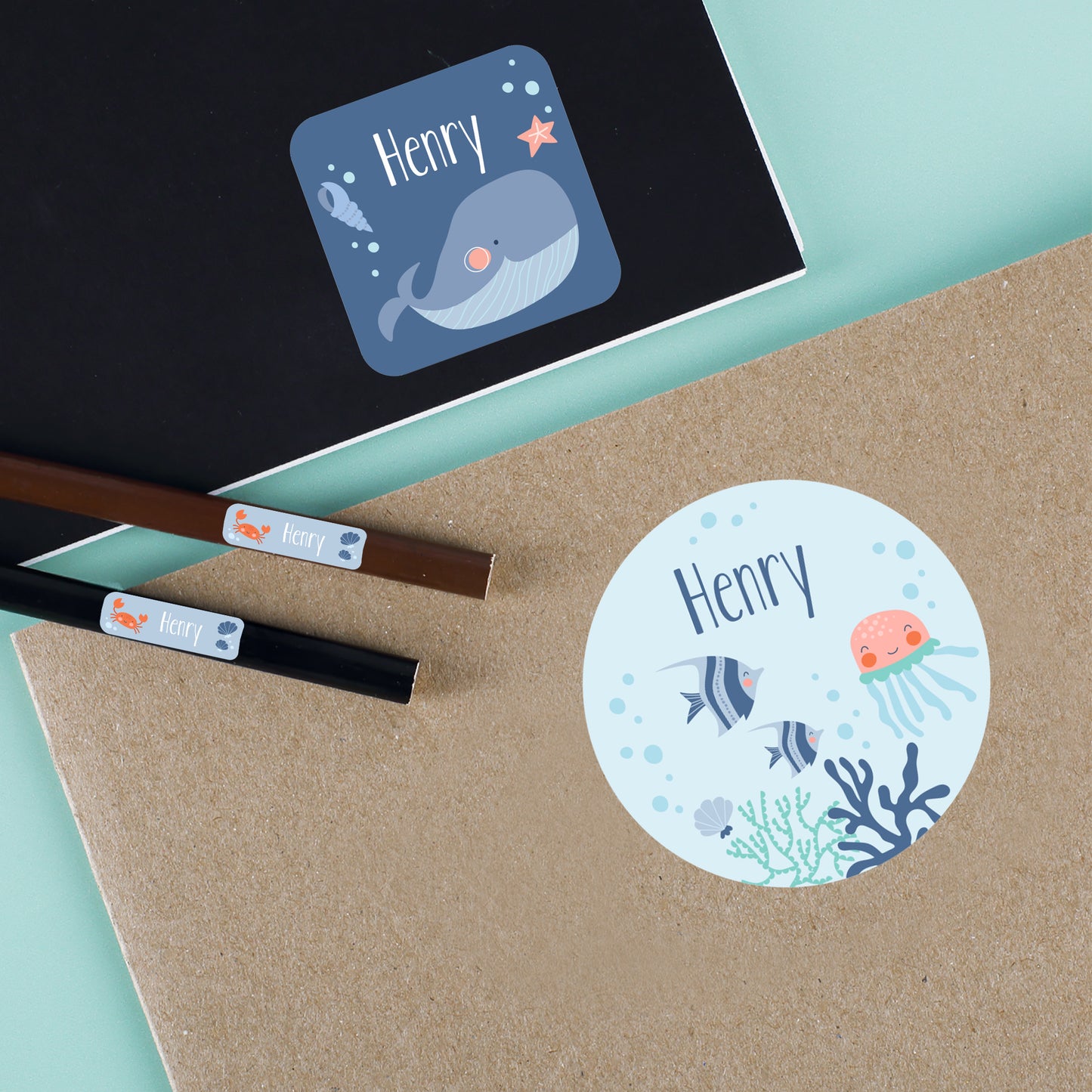Personalisierte Namensaufkleber mit Unterwasser Motiv, Wal, Fischen und Name Henry auf Schulmaterial