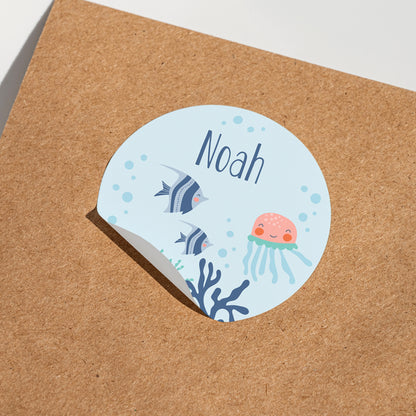 Runder Namensaufkleber mit Unterwasser Motiv, Fischen, Qualle und Name Noah auf Karton