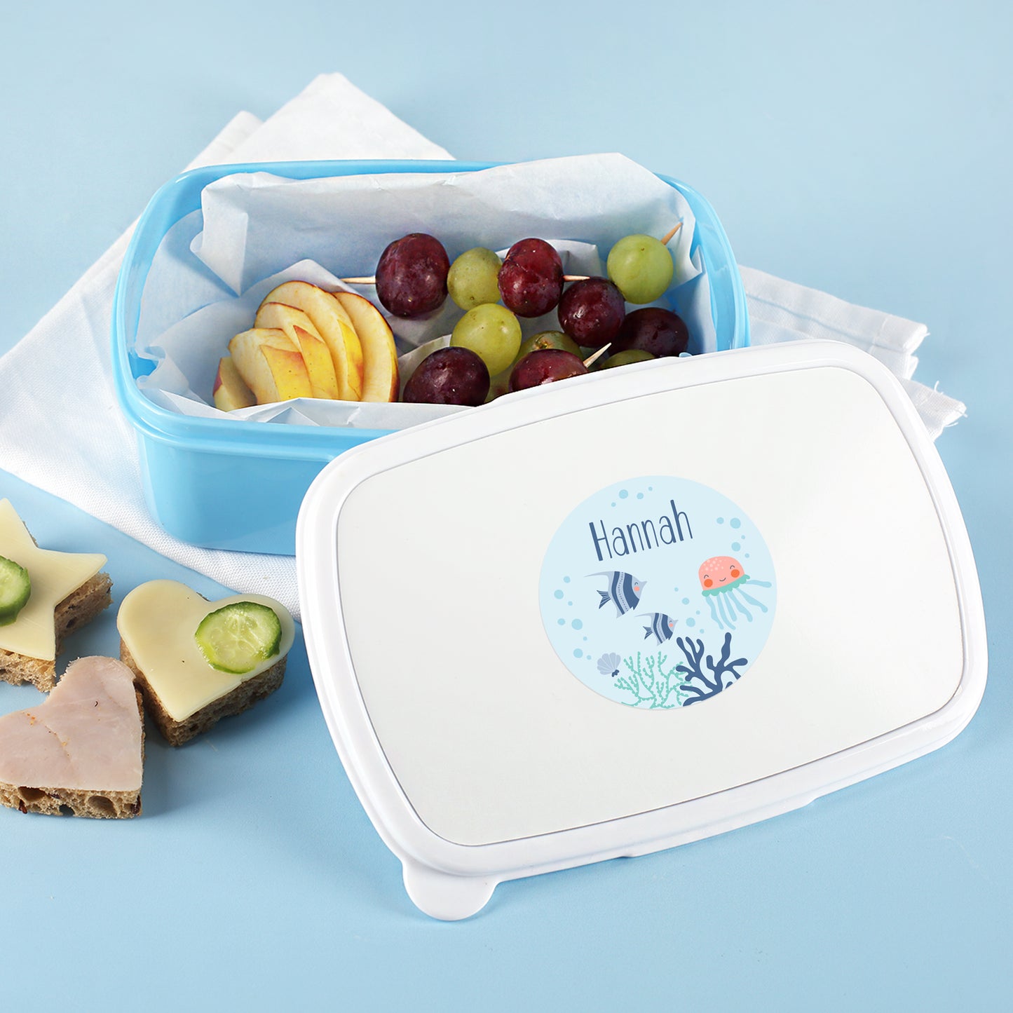 Brotdose mit rundem Unterwasser Namensaufkleber und Name Hannah als Kindergarten Etikett