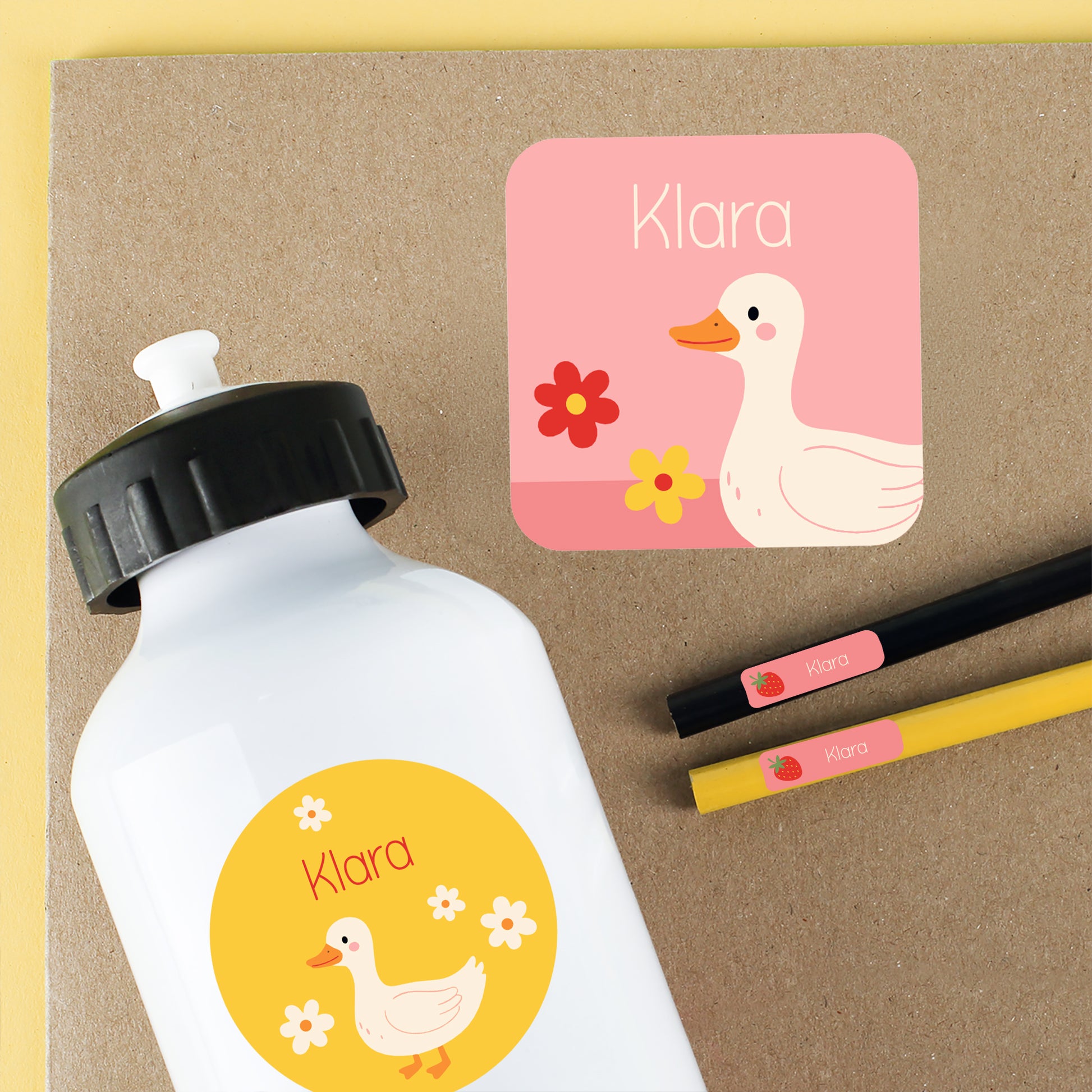 Personalisierte Namensaufkleber mit Ente Motiv und Name Klara auf Trinkflasche, Heft und Stiften