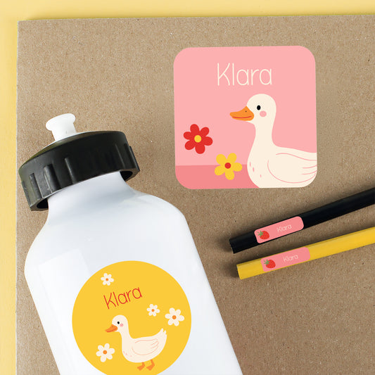 Personalisierte Namensaufkleber mit Ente Motiv und Name Klara auf Trinkflasche, Heft und Stiften
