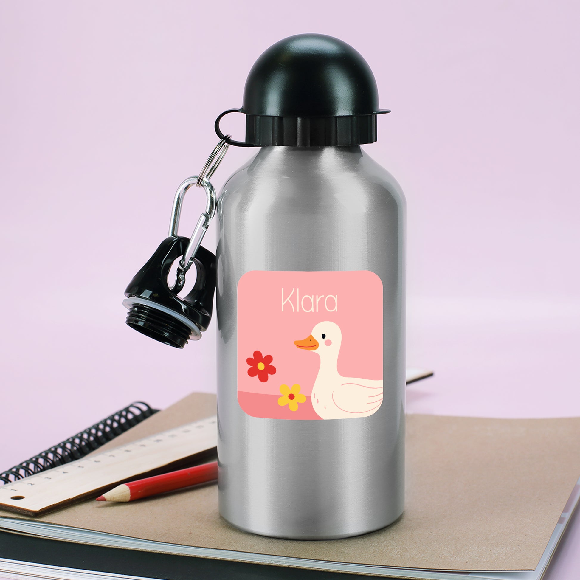 Trinkflasche mit eckigem personalisierten Ente Namensaufkleber und Name Klara