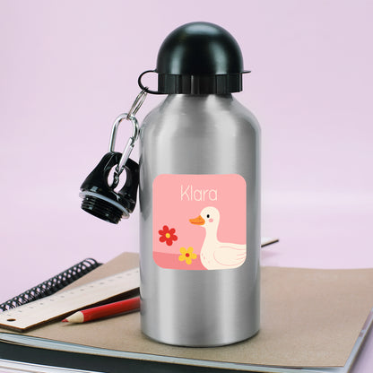 Trinkflasche mit eckigem personalisierten Ente Namensaufkleber und Name Klara