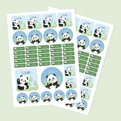 Zwei A4-Bögen mit personalisierten Panda Namensaufklebern für Kindergarten und Schule