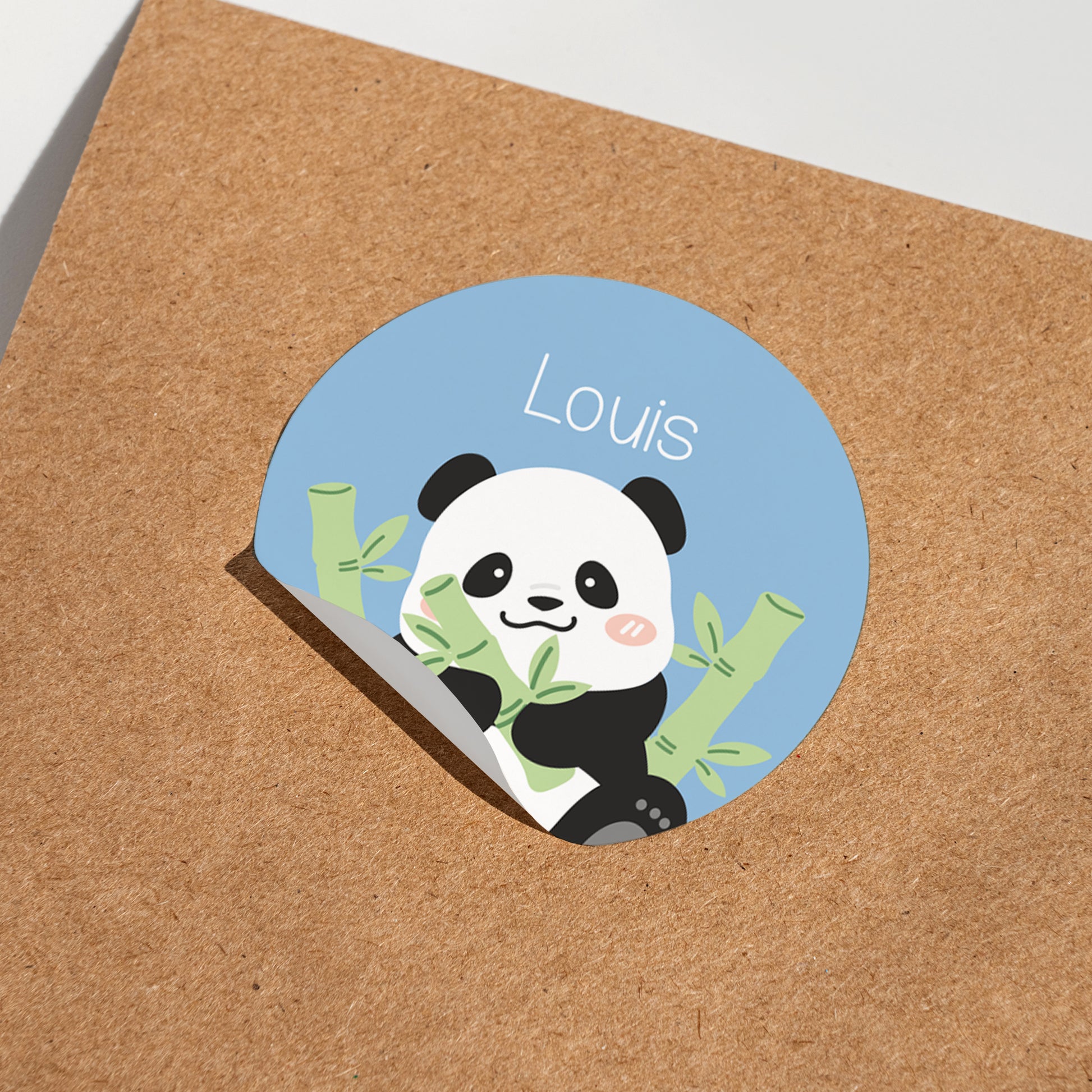 Runder Panda Namensaufkleber mit Name Louis auf Karton