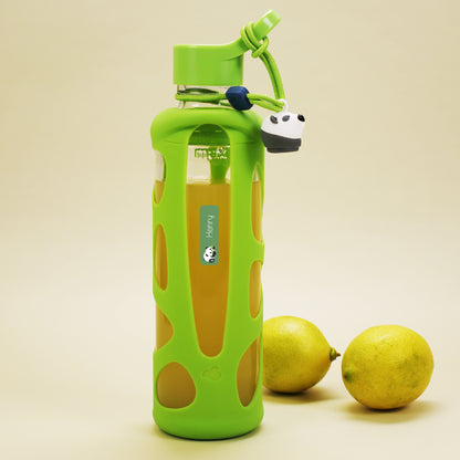 Grüne Trinkflasche mit kleinem Panda Namensaufkleber und Name Henry