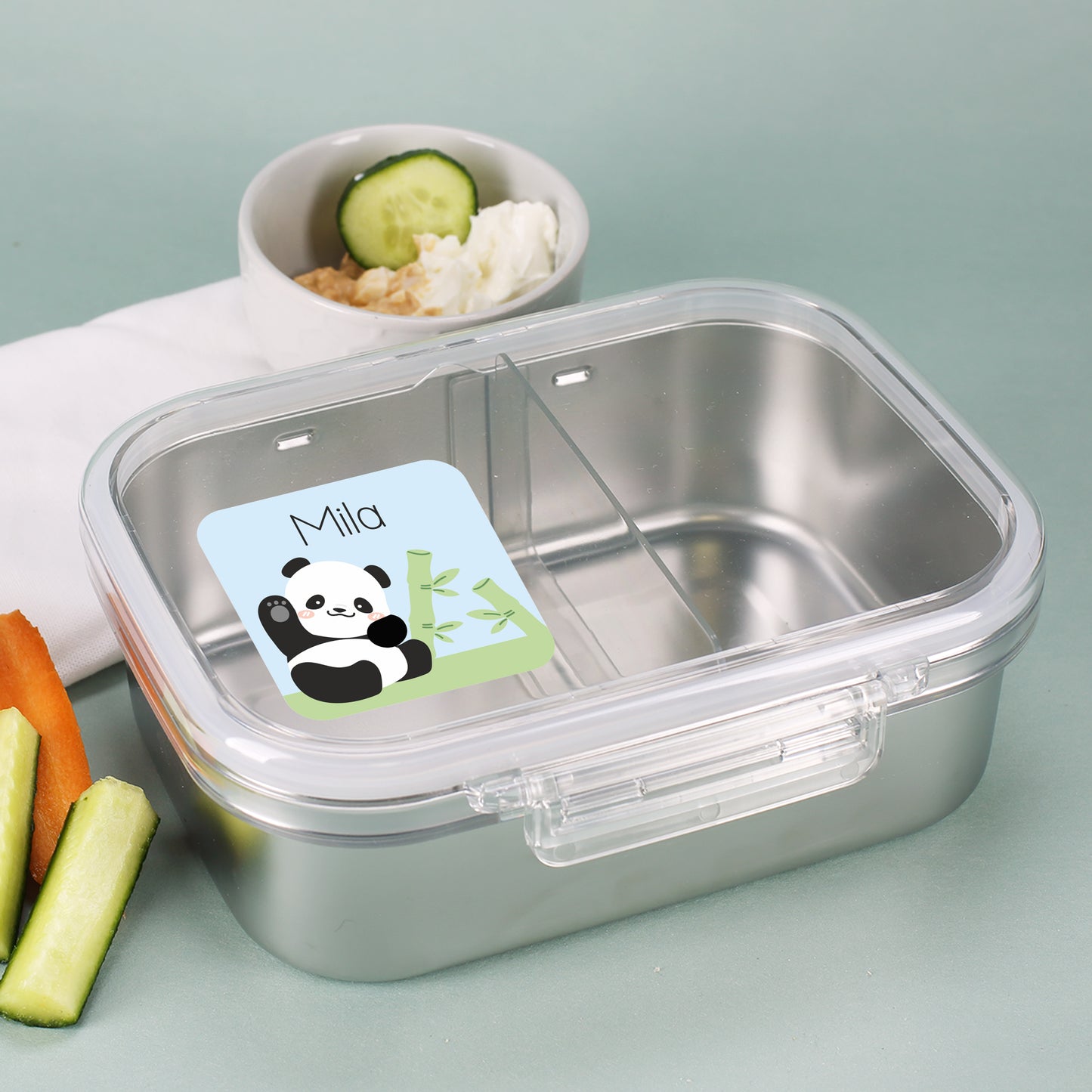 Brotdose mit eckigem Panda Namensaufkleber und Name Mila als Kindergarten Etikett