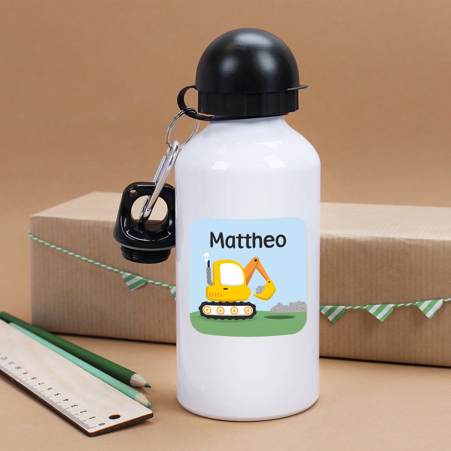Weiße Trinkflasche mit eckigem Baustellen Namensaufkleber und Name Mattheo
