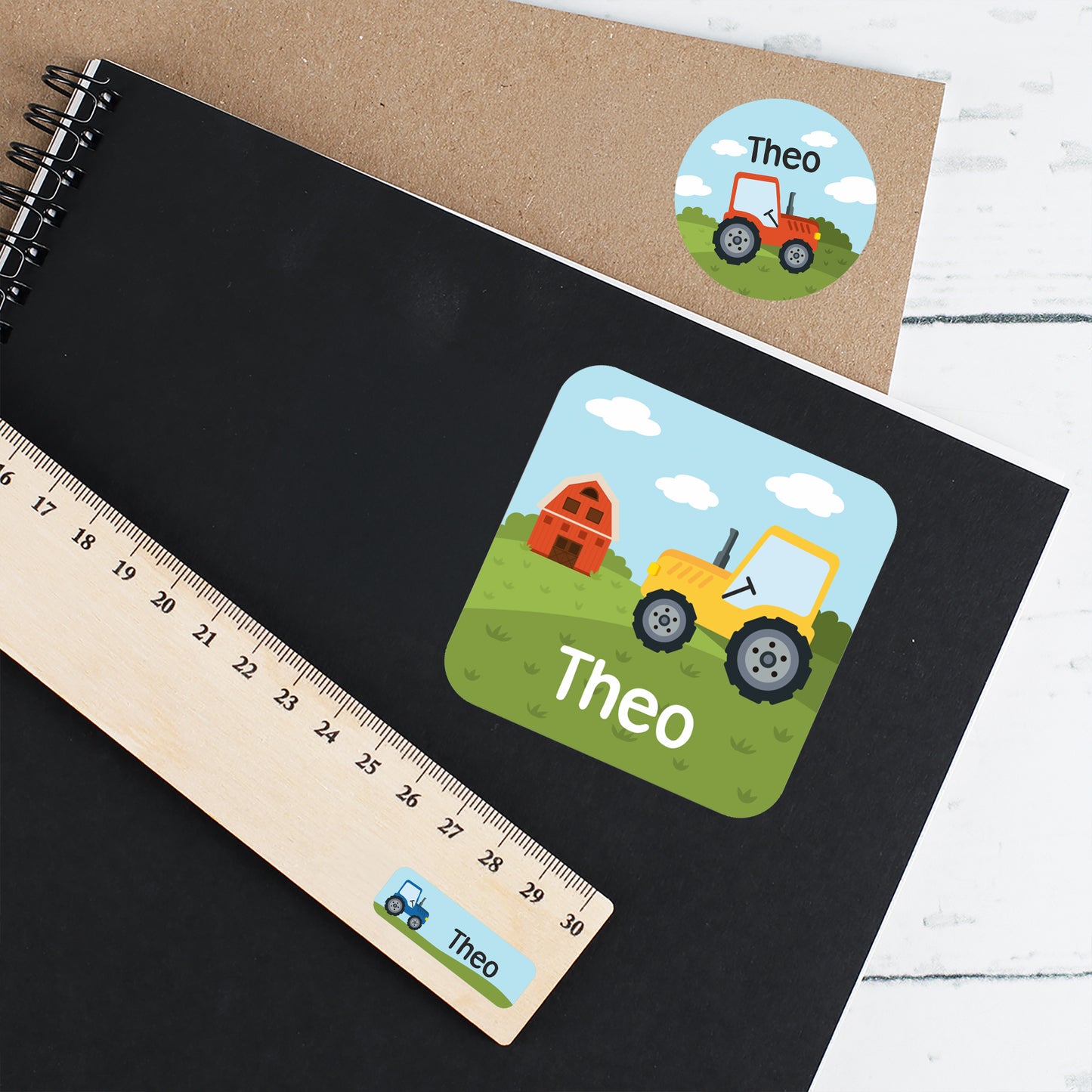 Personalisierte Namensaufkleber mit Traktor Motiv und Name Theo auf Notizbuch, Lineal und Karton
